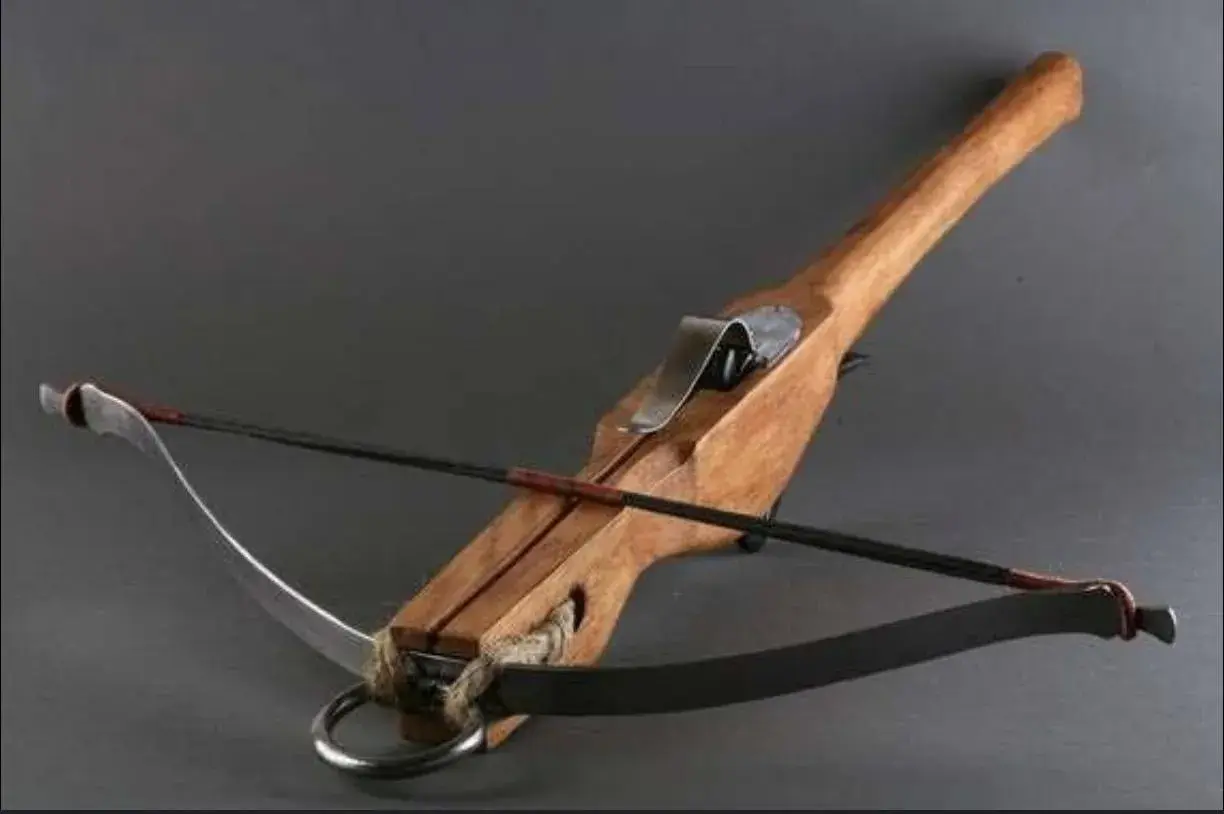 Arbalète de poing BG3 en bois et métal, prête à tirer.