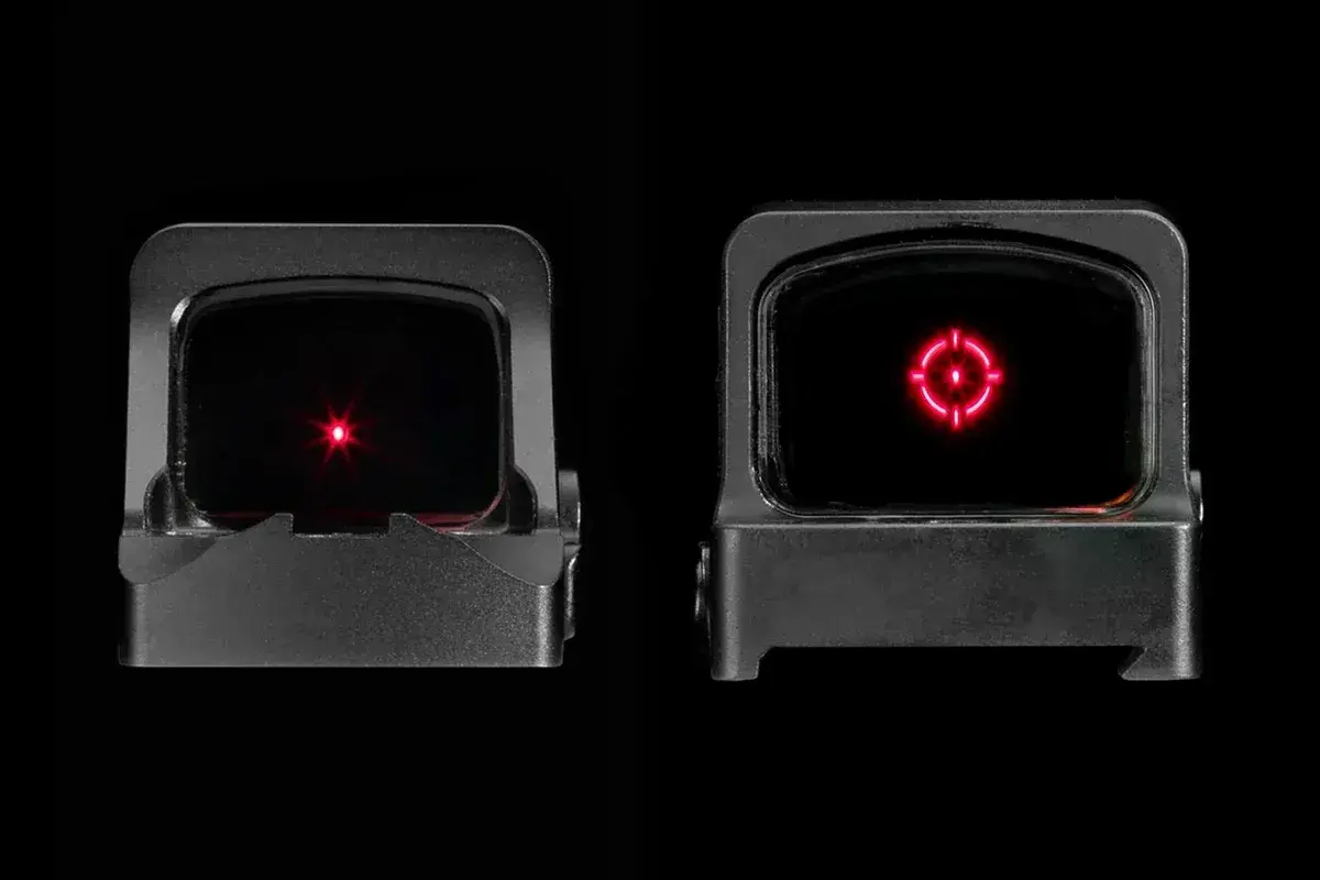 Deux viseurs holographiques, l'un avec un point rouge, l'autre avec une réticule rouge complexe, sur fond noir.