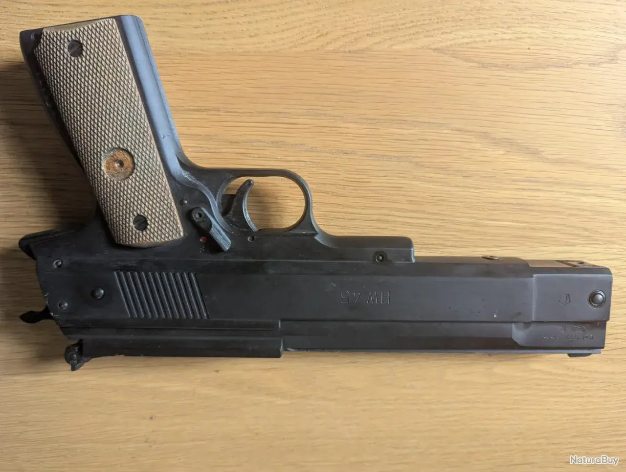 Pistolet à plomb HW 45, puissant avec ses 100 joules, prêt pour le tir de précision.