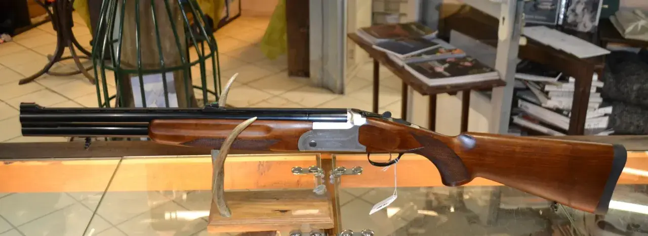 Un fusil Mercury Light, avec sa crosse en bois et ses canons superposés, est exposé. Avis recherchés pour ce modèle.