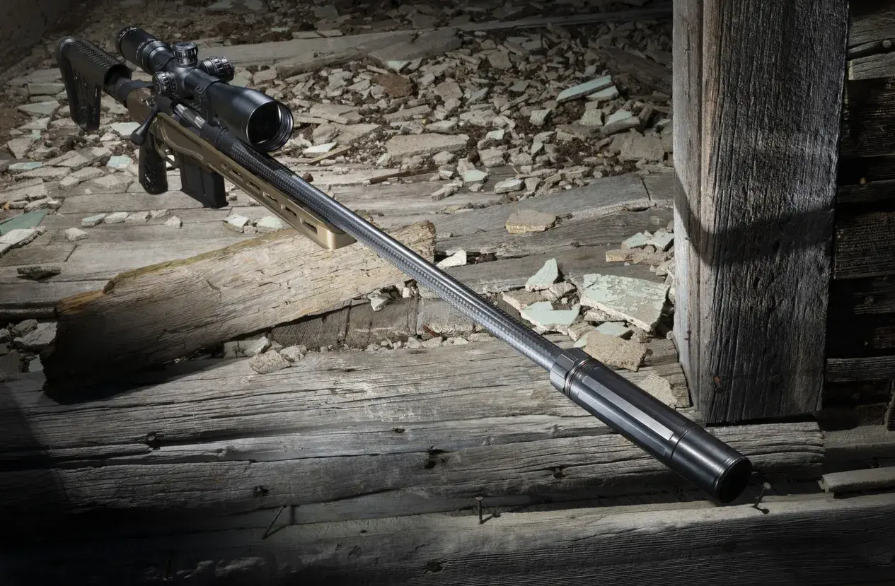 Fusil de précision sur des planches de bois délabrées. Imaginez la vitesse d'une balle de sniper km/h, fendant l'air.