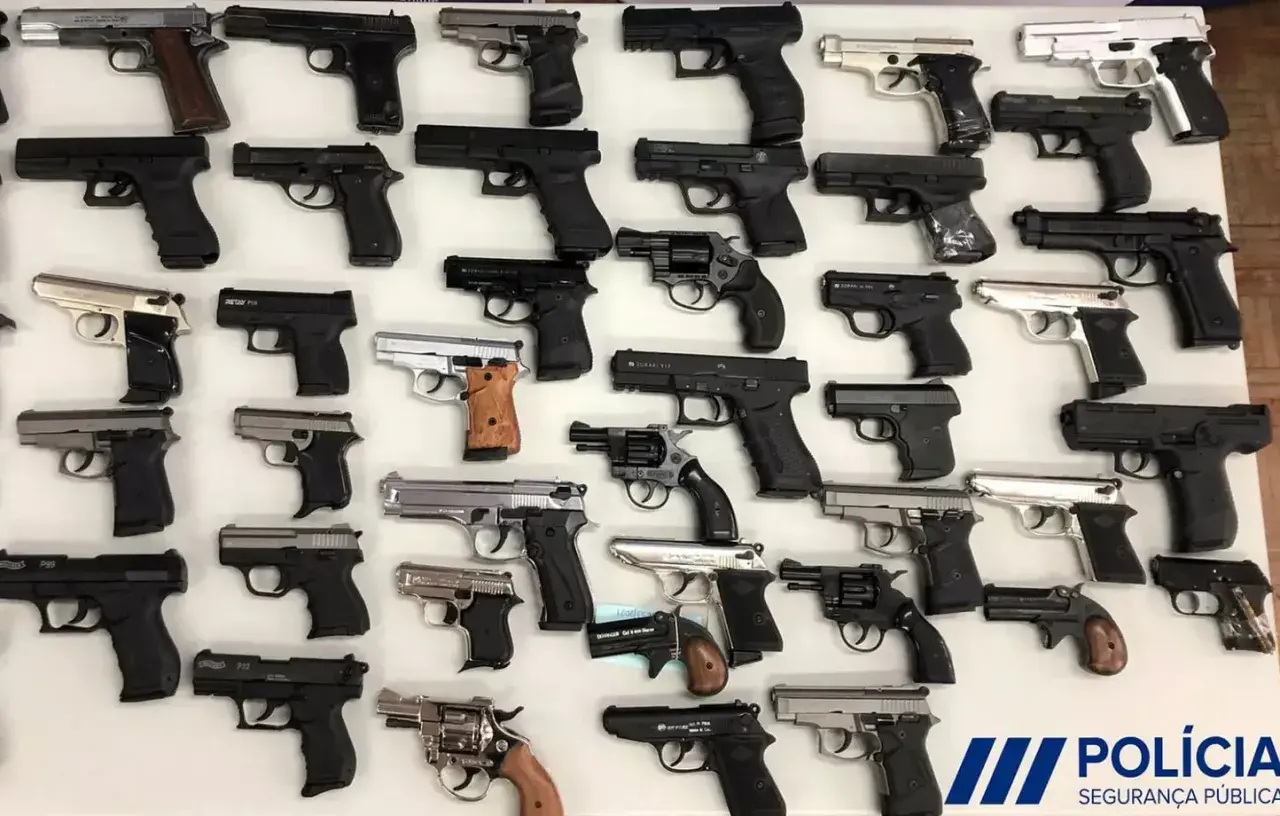 Collection de pistolets d'alarme, certains ressemblant à des armes réelles, saisis dans le cadre de la loi.