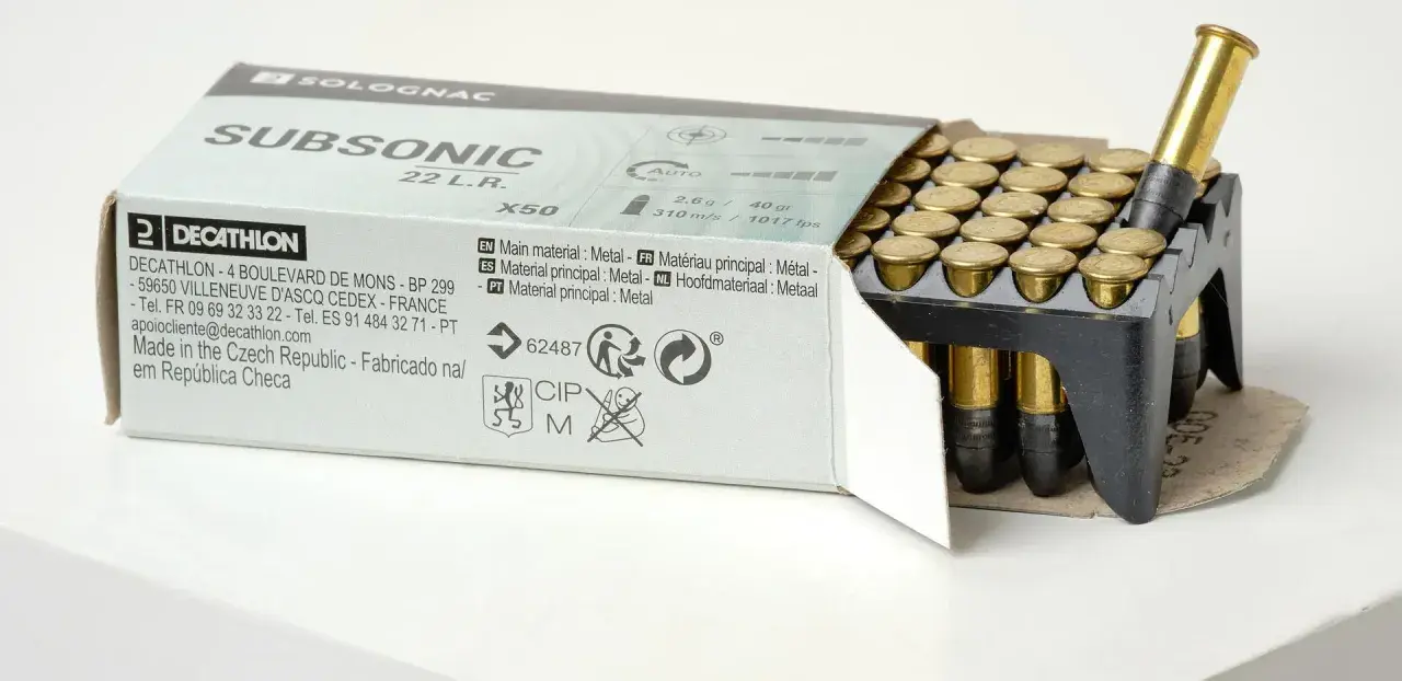 Boîte de munitions 22LR Subsonic de Decathlon. L'achat de munitions est soumis à réglementation.