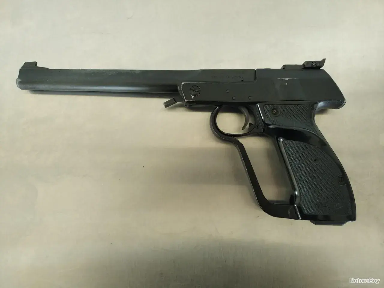 Pistolet Walther LP2 noir, avec sa poignée ergonomique et son long canon.