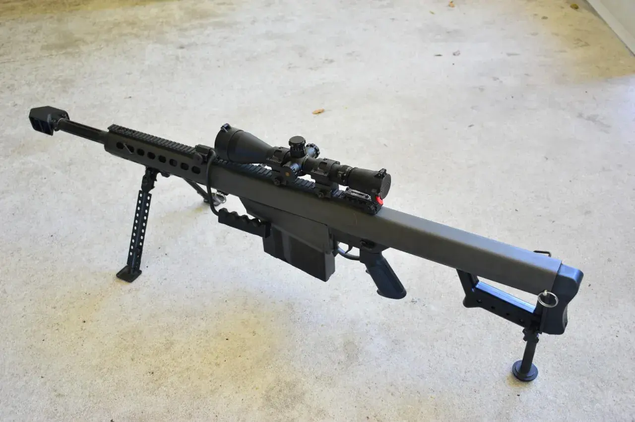 Un fusil Barrett M82, arme de précision avec lunette, prêt pour le tir.