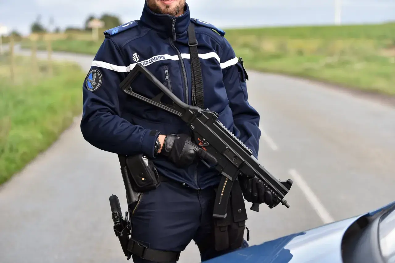 Gendarme en uniforme tenant un fusil MP5, prêt à intervenir sur le terrain.