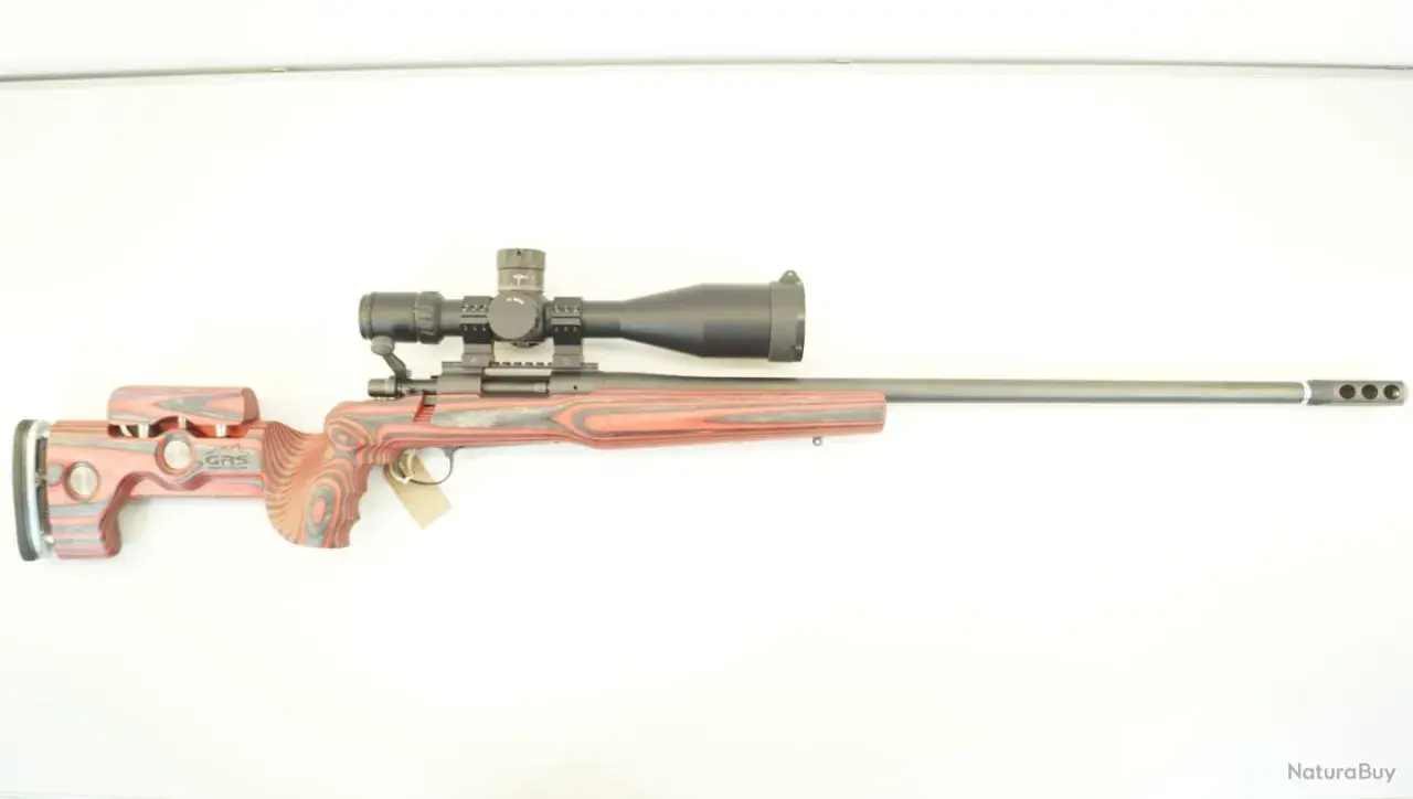 Carabine Remington 700 custom avec crosse GRS en bois laminé rouge et noir, lunette de visée.
