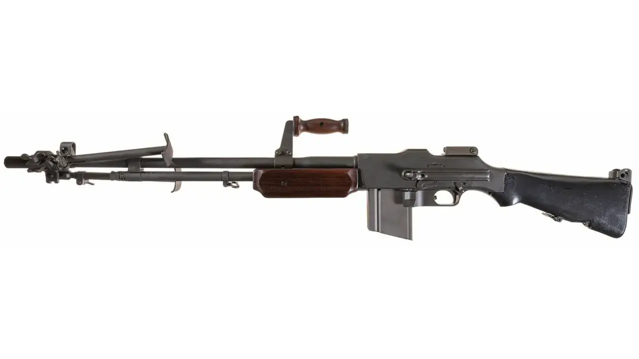 Un fusil automatique BAR M1918, avec sa poignée en bois et son chargeur, prêt pour l'action.