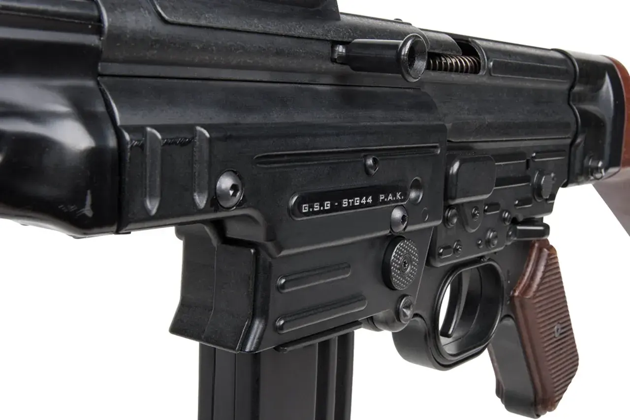 Gros plan sur le mécanisme d'un fusil d'assaut allemand STG44, avec son chargeur et sa poignée en bois.
