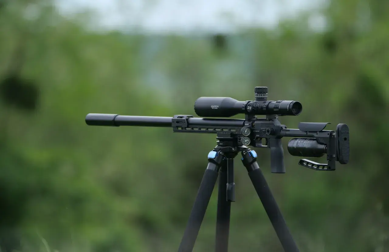 Carabine PCP sur trépied, prête pour le tir. Le choix du bon compresseur est essentiel pour la performance.