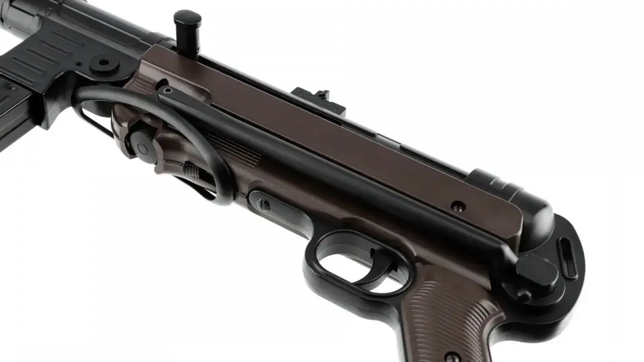 Gros plan sur une mitraillette à plomb puissante, avec son canon noir et son corps brun.