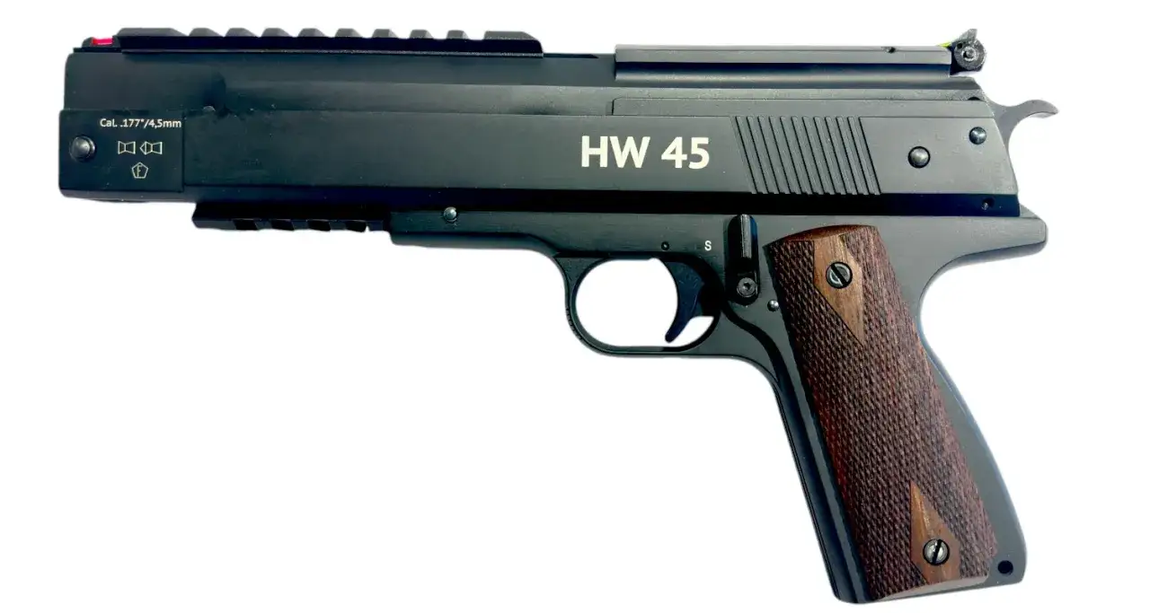 Revolver &agrave; plomb HW 45, calibre .177, avec poign&eacute;e en bois. Ce puissant revolver &agrave; plomb est pr&ecirc;t pour le tir de pr&eacute;cision.