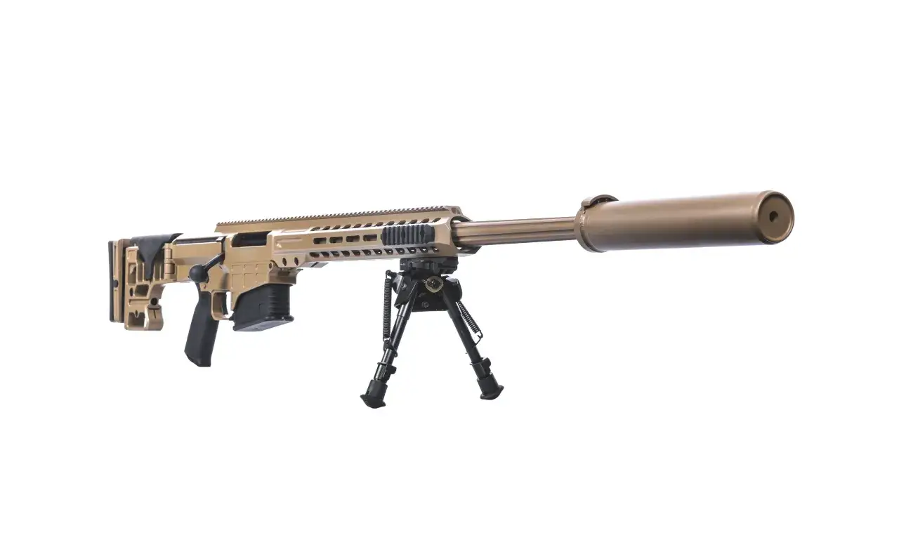 Un fusil sniper am&eacute;ricain de couleur sable, dot&eacute; d'un bipied et d'un silencieux, pr&ecirc;t pour une mission de pr&eacute;cision.
