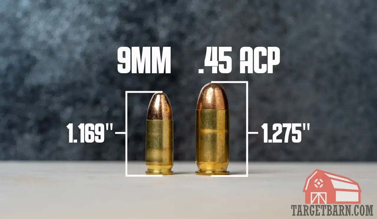 Comparaison visuelle des munitions : le calibre 45 ACP est plus long que le 9mm.
