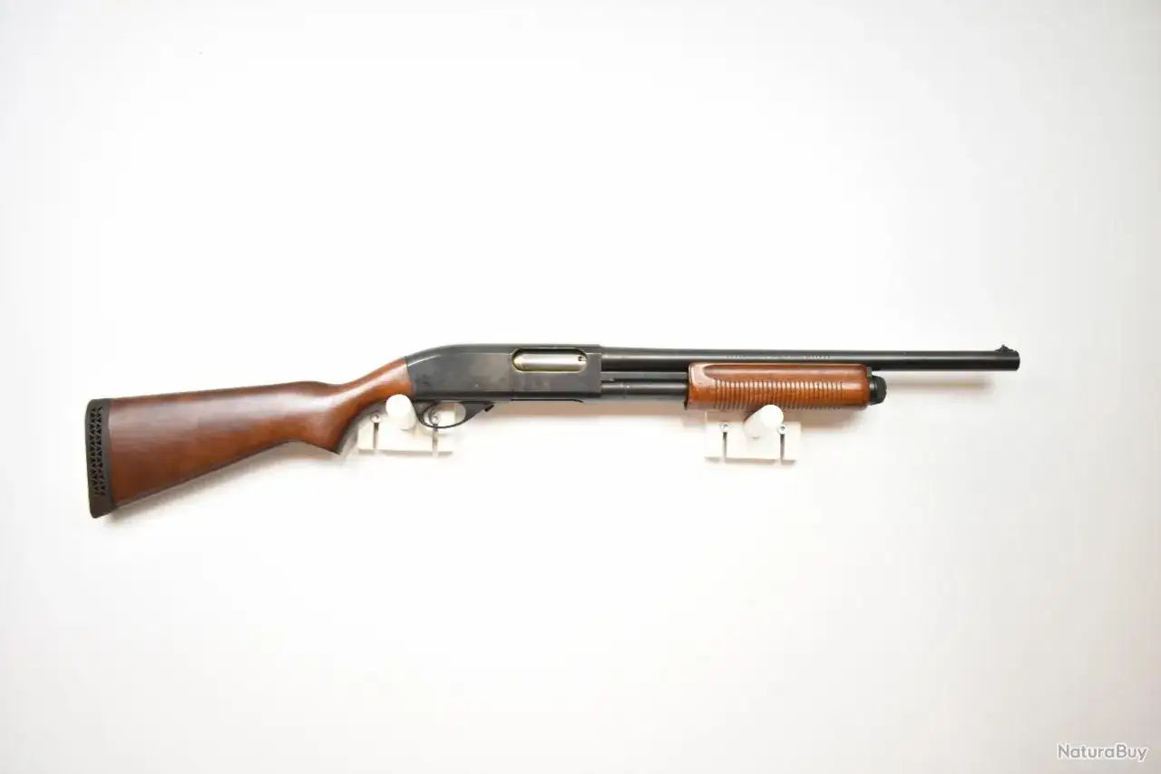 Fusil &agrave; pompe Remington 870 en bois, pr&ecirc;t pour l'action.