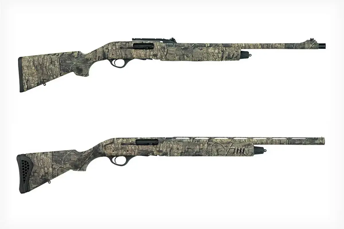 Deux fusils semi-automatiques &agrave; camouflage forestier, un marque fusil turque semi-automatique.
