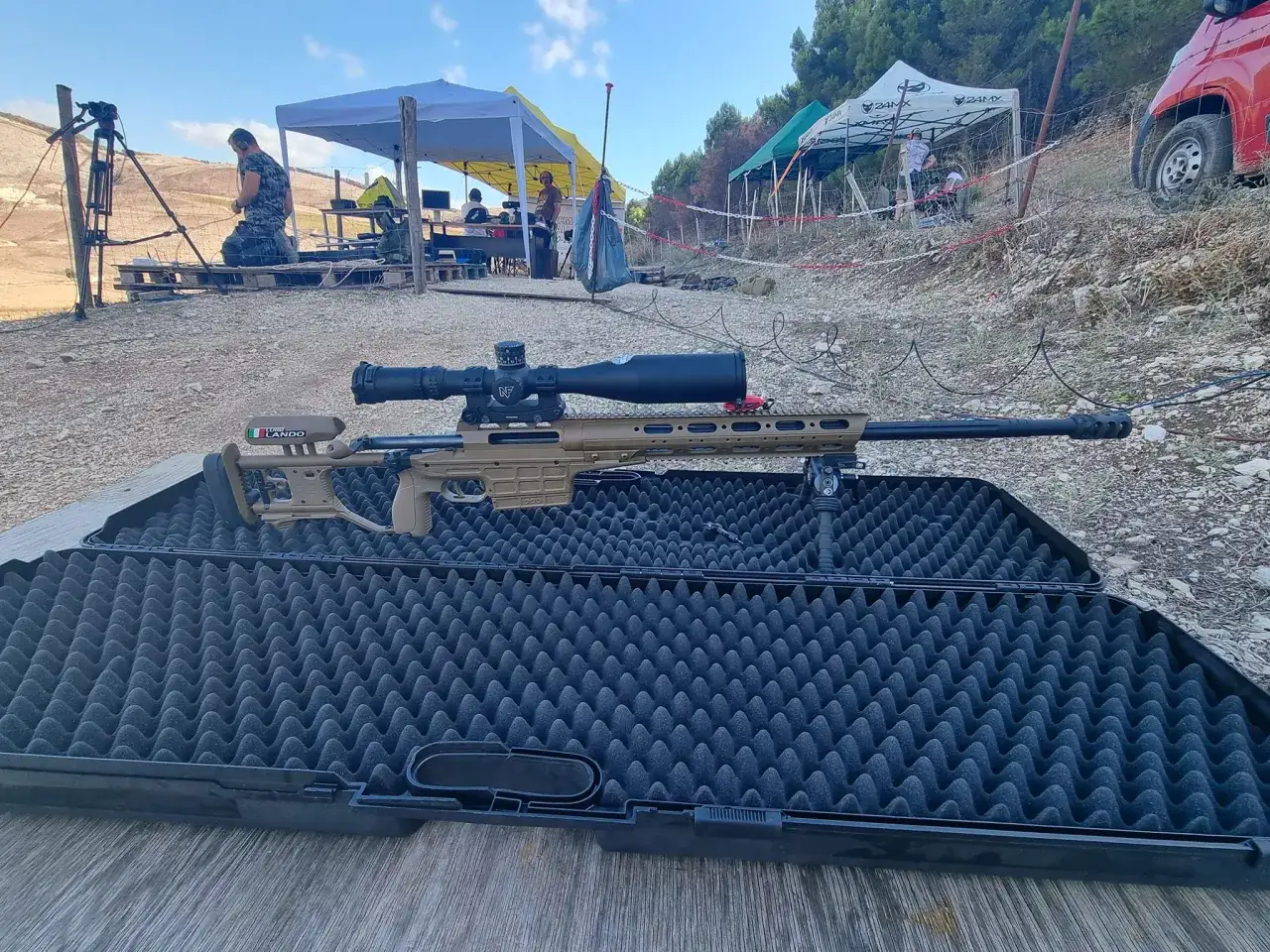 Fusil de précision calibre Lapua Magnum, prêt pour la compétition sous les tentes.