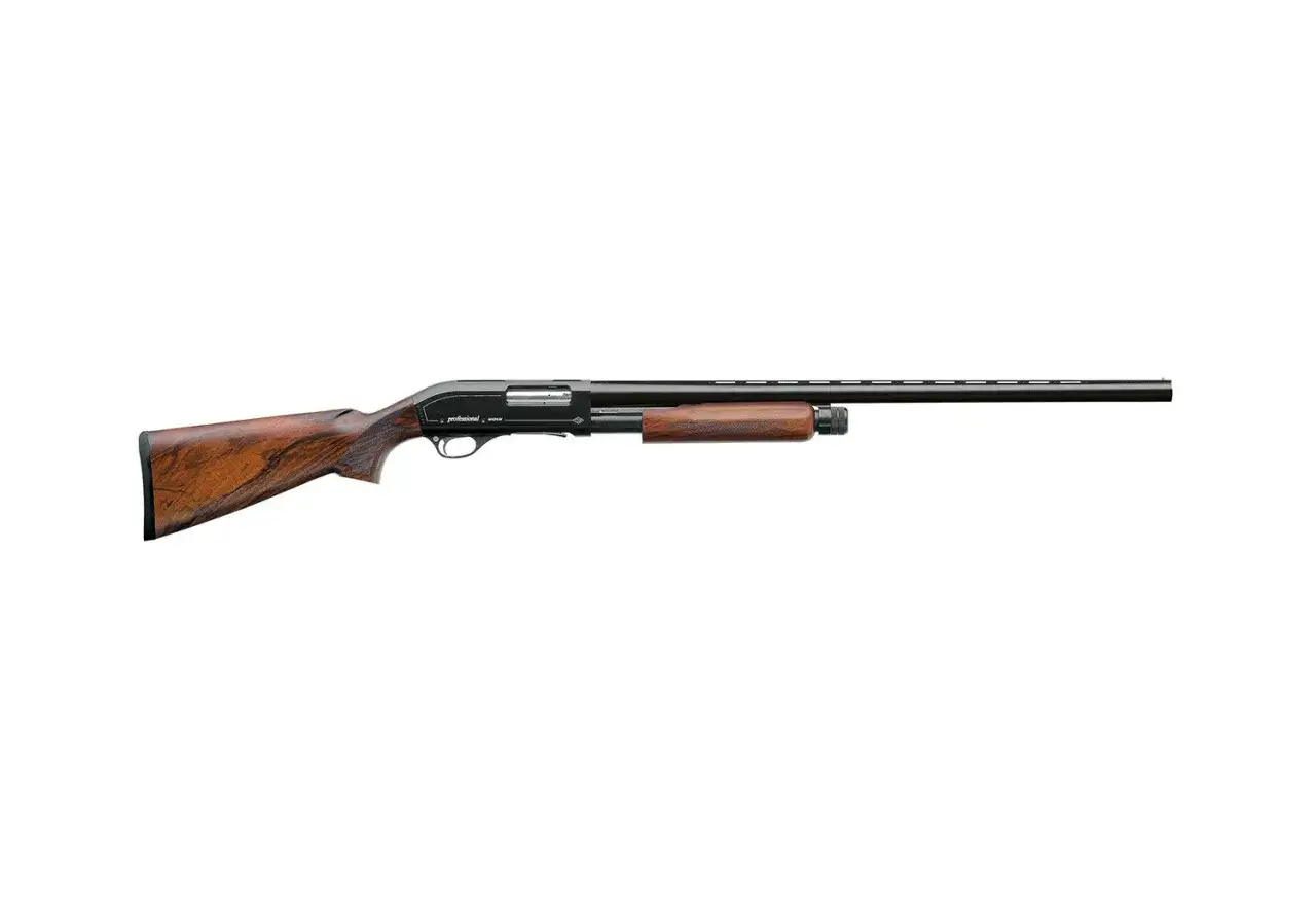 Fusil à pompe en bois et métal, idéal pour la chasse.