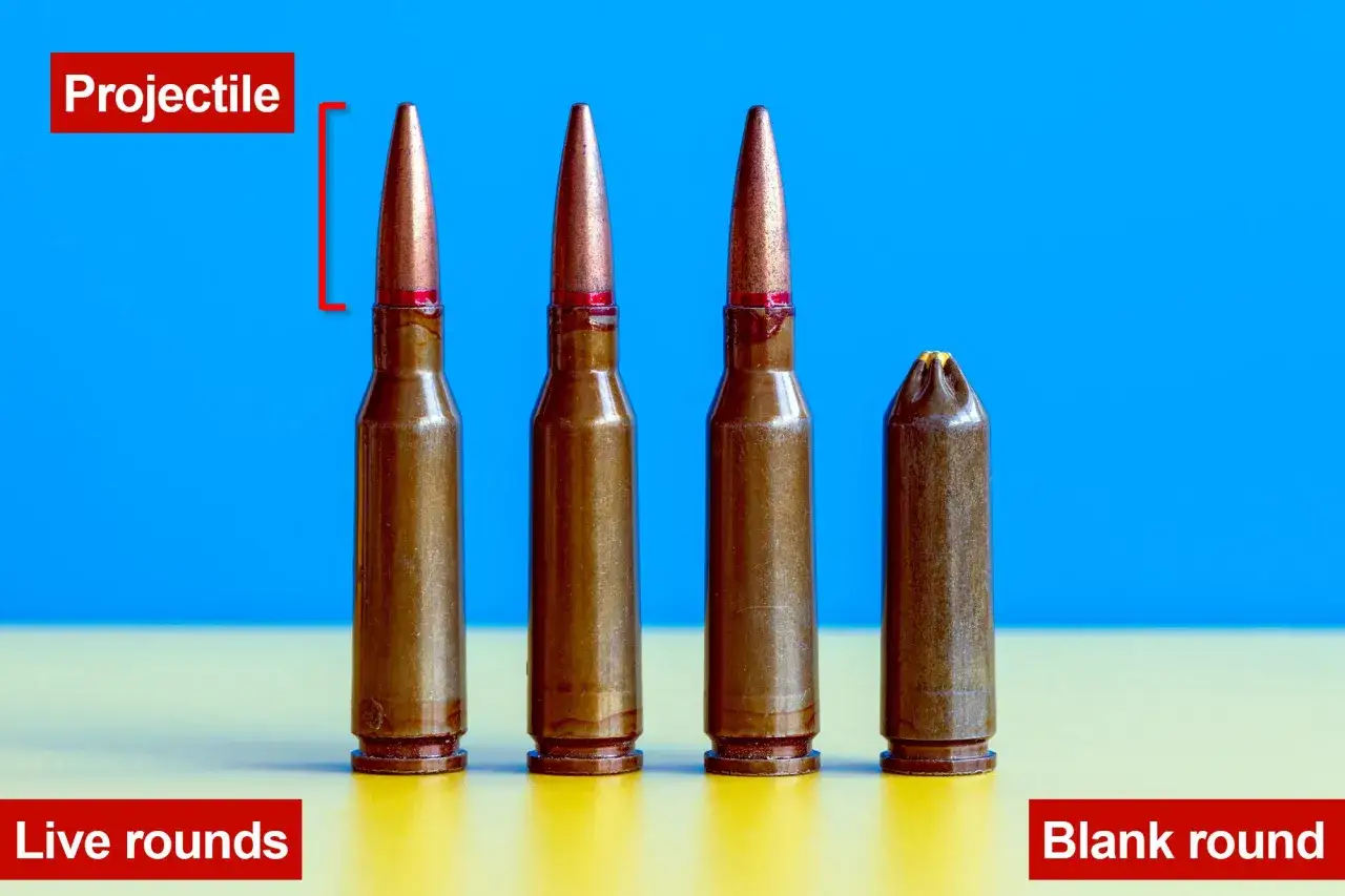 Comparaison entre balle &agrave; blanc et balle r&eacute;elle. Trois cartouches r&eacute;elles avec projectile distinct, une cartouche &agrave; blanc sans projectile visible.