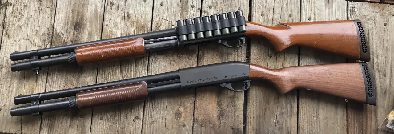 Deux fusils &agrave; pompe Remington 870 Police Magnum en bois et m&eacute;tal, pr&ecirc;ts &agrave; l'action.