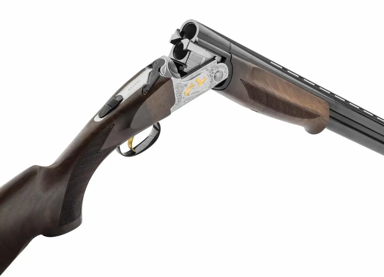 Superbe fusil de chasse juxtapos&eacute;, id&eacute;al pour le petit gibier. Son bois sombre et ses gravures dor&eacute;es en font le meilleur fusil de chasse petit gibier.