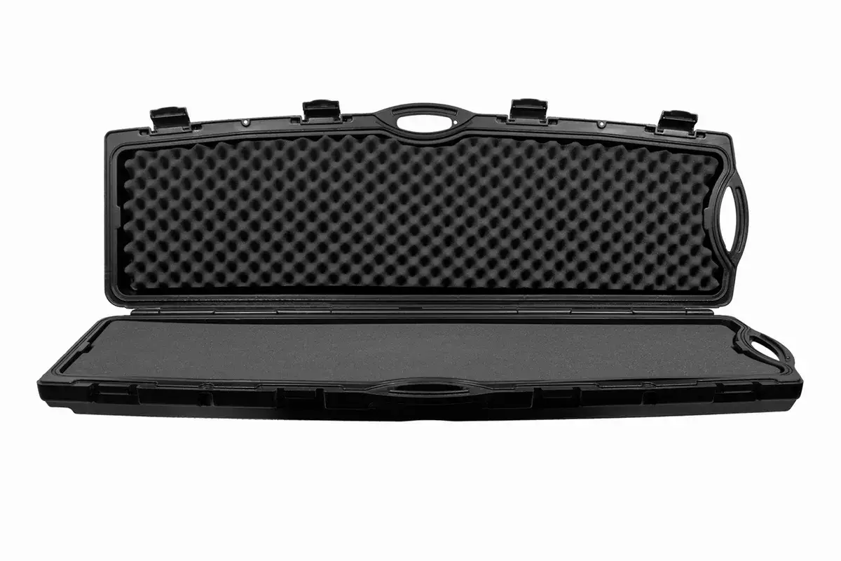 Une mallette noire ouverte, doubl&eacute;e de mousse alv&eacute;ol&eacute;e, id&eacute;ale pour transporter un airsoft en toute s&eacute;curit&eacute; dans sa voiture.