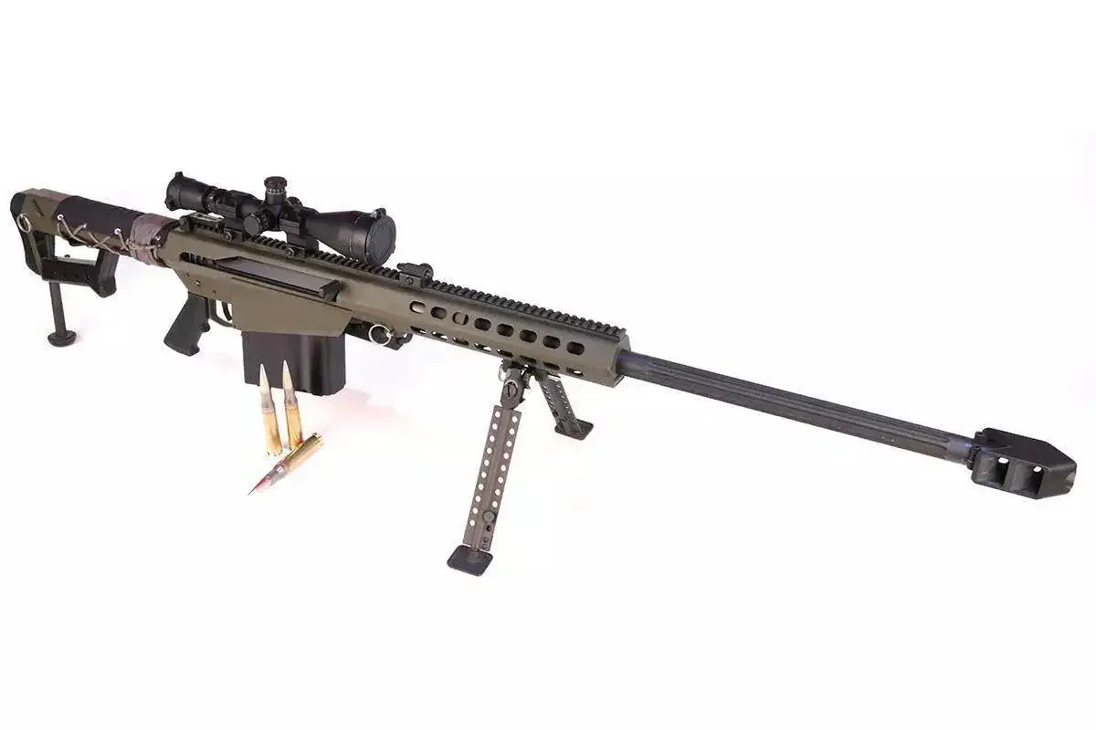 Fusil de pr&eacute;cision Barrett M82, vert olive, avec lunette, bipied et munitions.