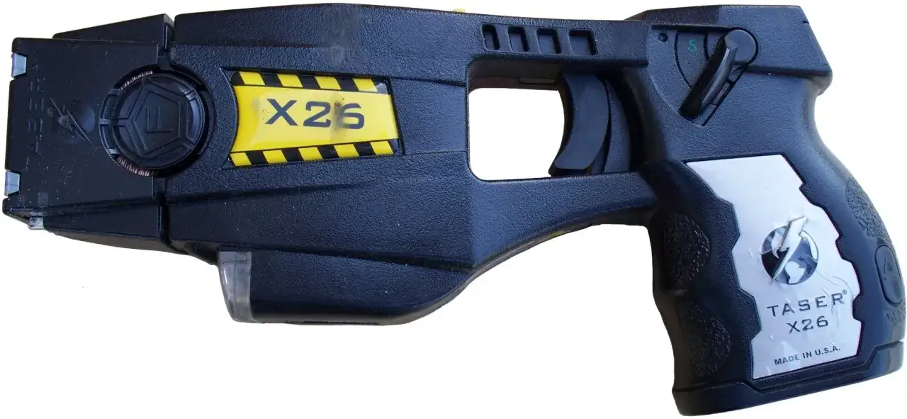 Taser X26, un pistolet &agrave; impulsion &eacute;lectrique autoris&eacute; en France, avec son design noir et jaune.
