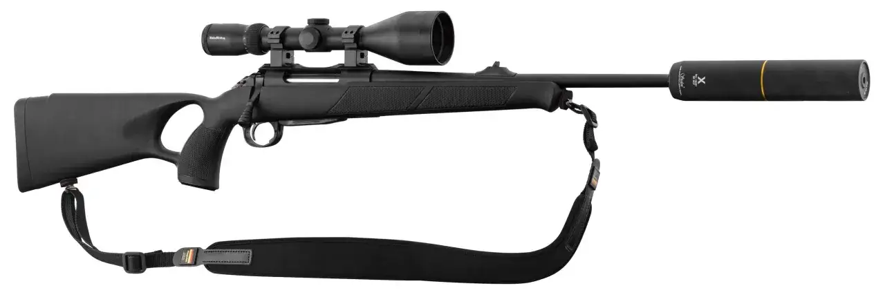 Carabine noire avec lunette et silencieux, id&eacute;ale pour la battue au sanglier.