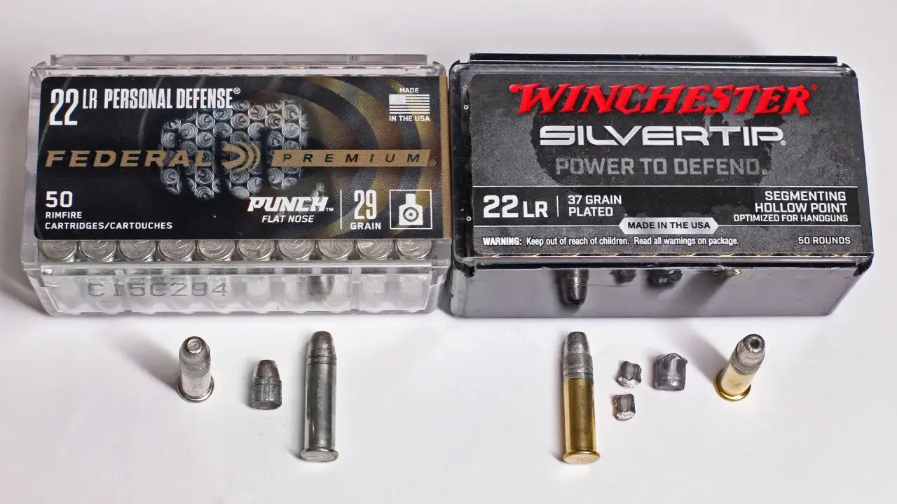Deux bo&icirc;tes de munitions 22 LR, Federal Punch et Winchester Silvertip, avec des balles. La puissance en joules varie selon le mod&egrave;le.