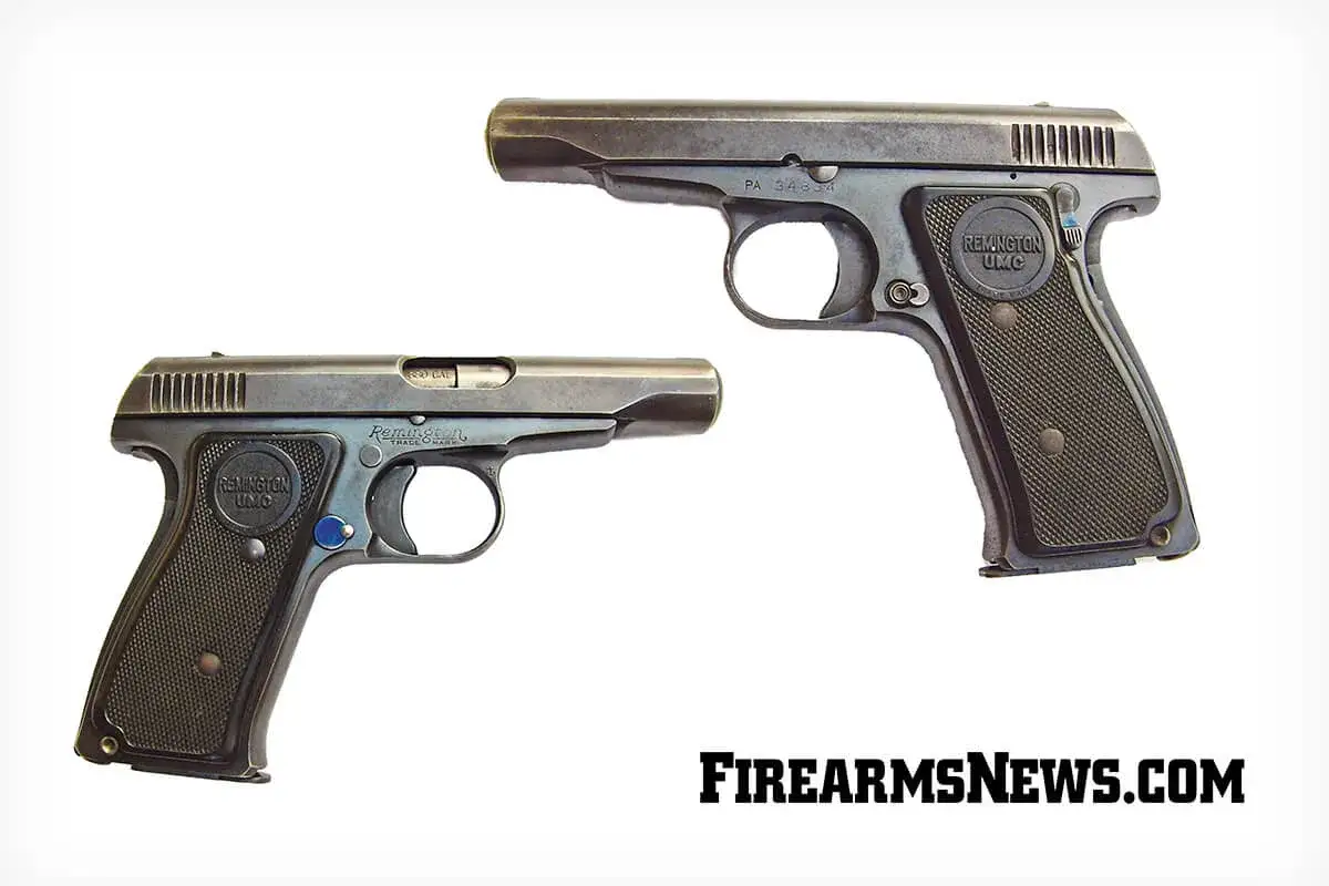 Deux pistolets Remington UMC, l'un plus grand que l'autre, pos&eacute;s sur un fond blanc.