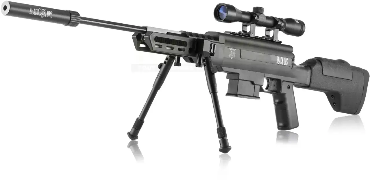 Carabine &agrave; plomb Black Ops avec lunette et bipied, pr&ecirc;te pour le transport.