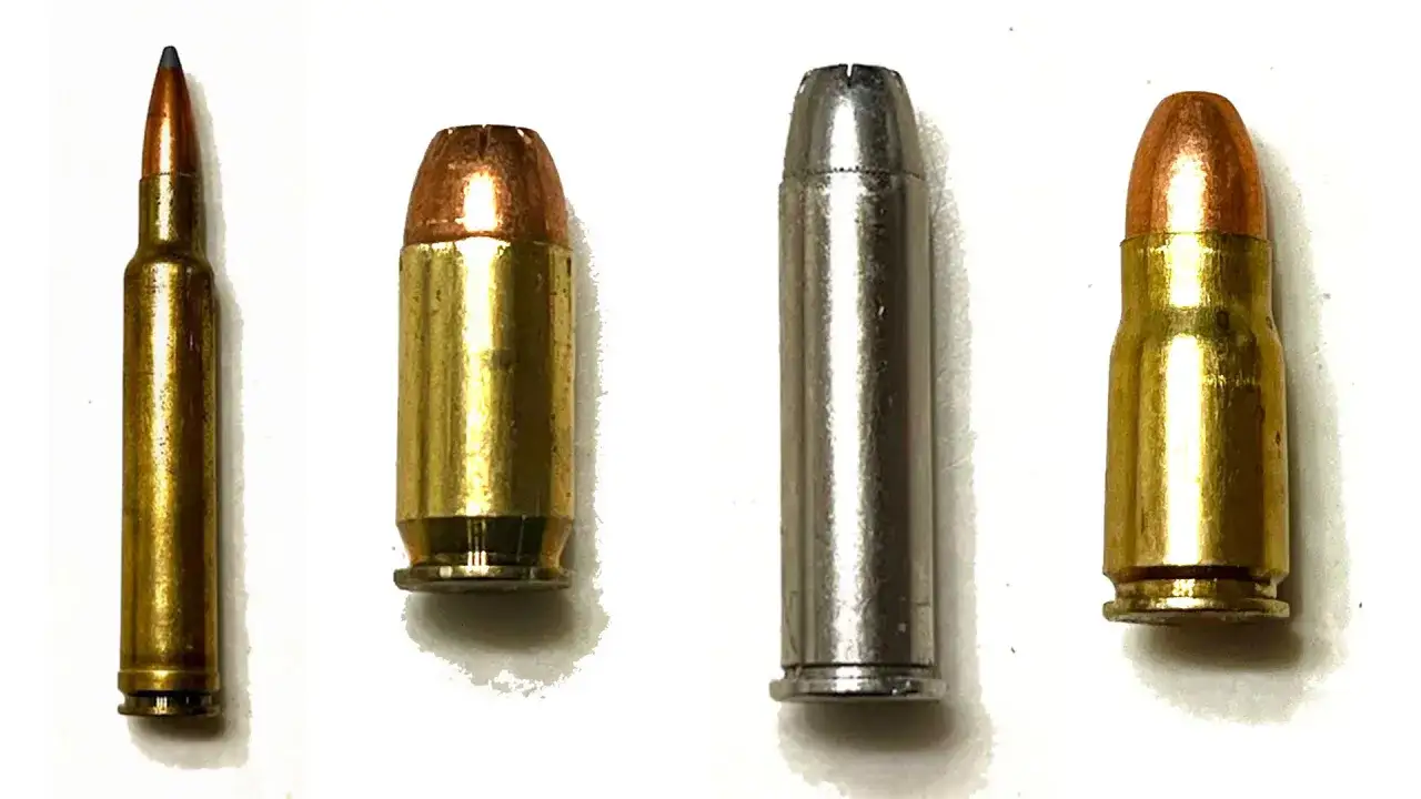 Quatre munitions de tailles et de mati&egrave;res diff&eacute;rentes, dont la mati&egrave;re douille de balle en laiton et une en argent&eacute;.