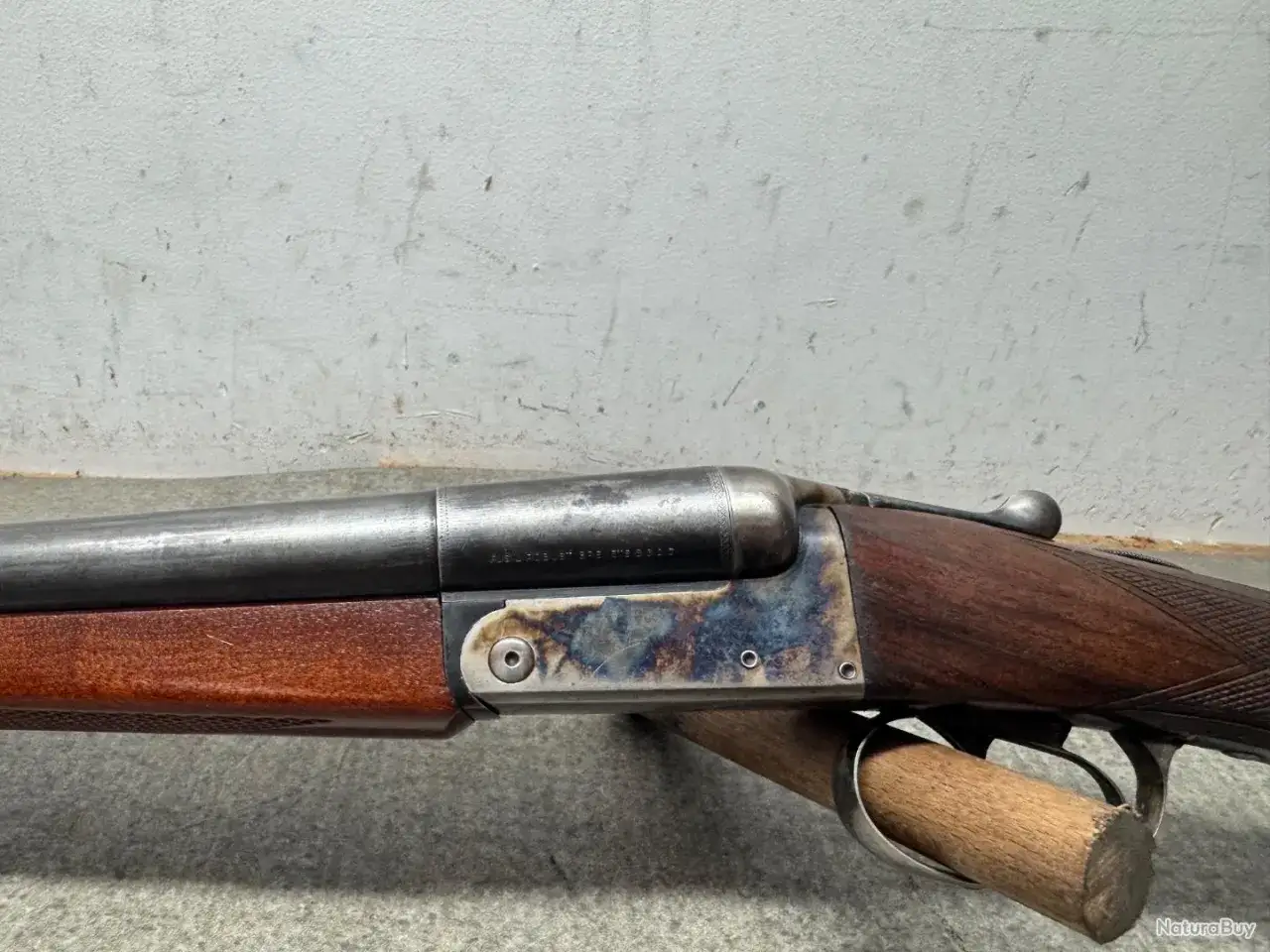 Fusil juxtaposé, bois patiné, métal bleui. Un modèle robuste, 222 année fabrication, témoin d'une époque.