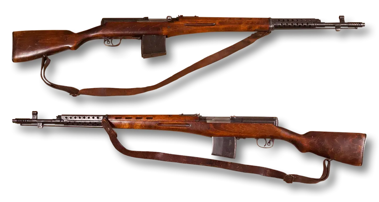 Deux fusils &agrave; pompe automatiques russes en bois et m&eacute;tal, avec des sangles en cuir.