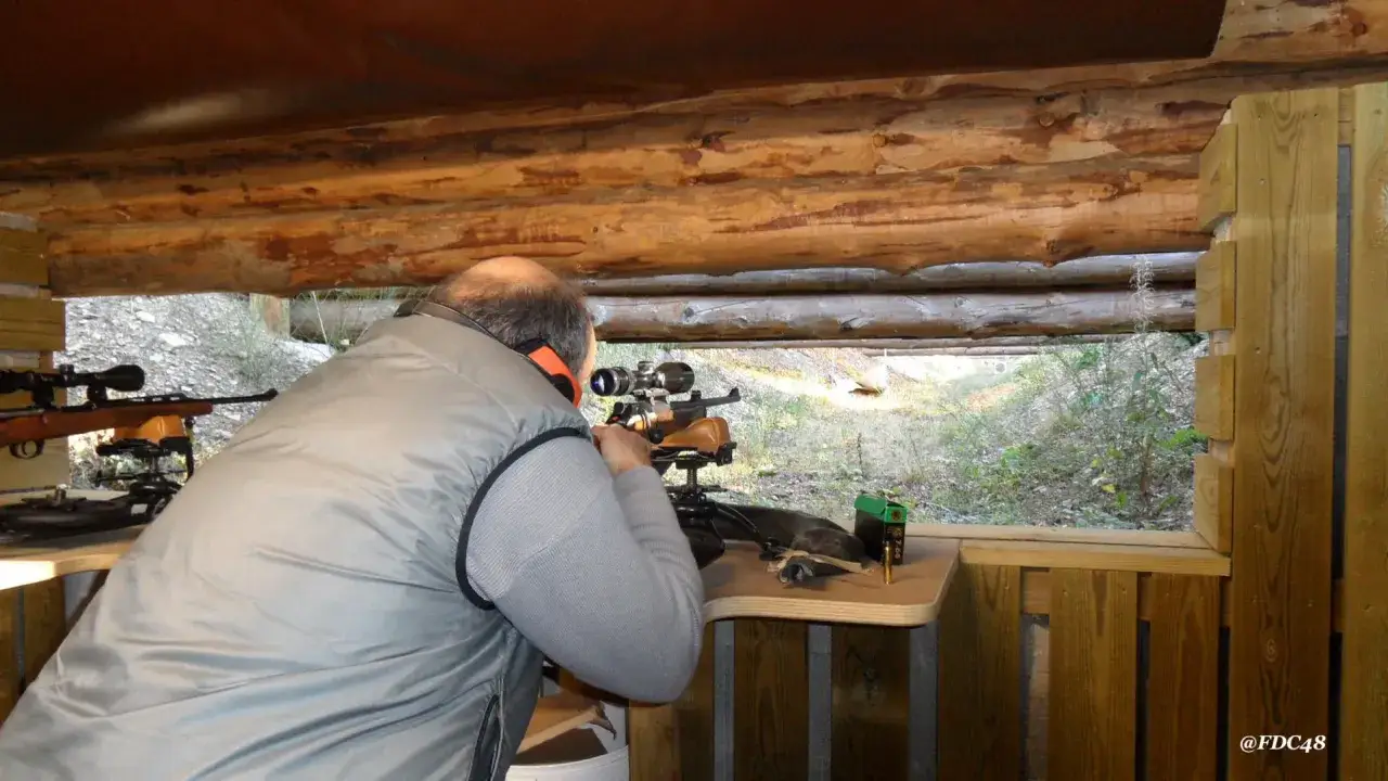Un tireur sportif vise avec une carabine. L'interdiction du plomb tir sportif est une pr&eacute;occupation croissante pour la protection de l'environnement.