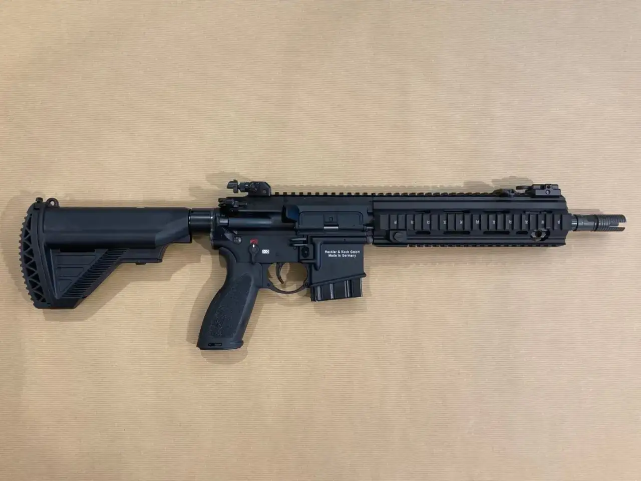 Carabine noire Heckler & Koch, calibre 223 pour la chasse, avec crosse r&eacute;glable et rail Picatinny.