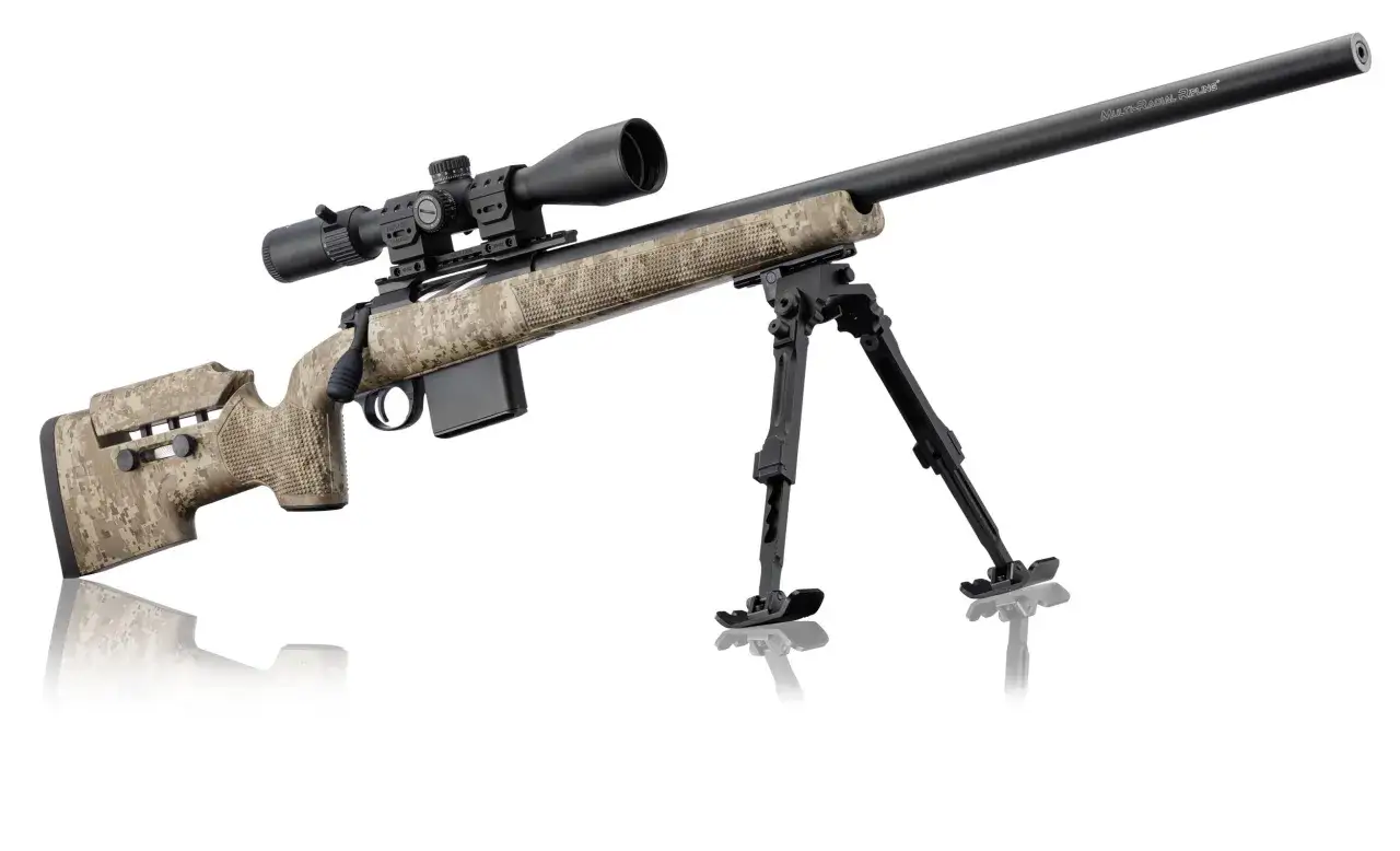 Fusil de pr&eacute;cision 308 custom avec lunette et bipied, camouflage num&eacute;rique.