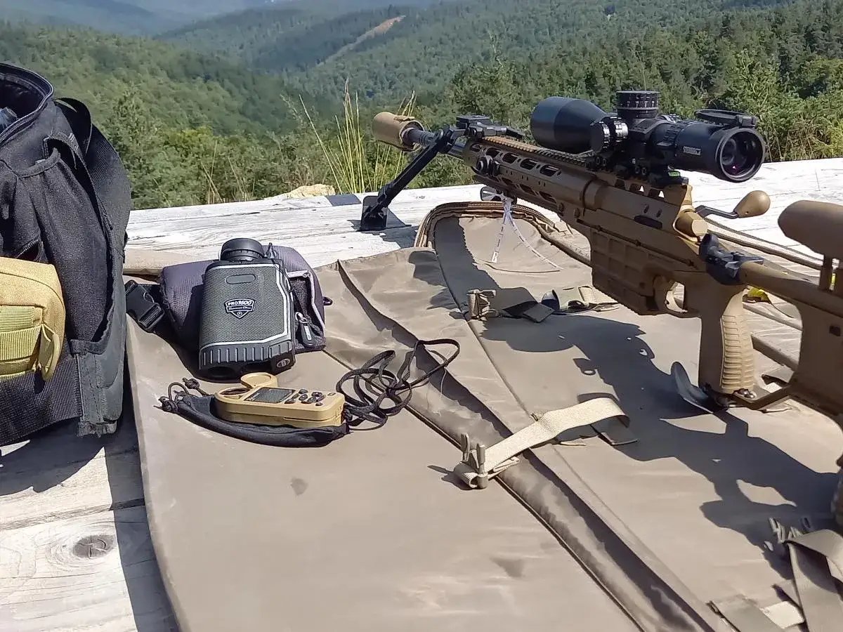 Fusil de chasse 338 Lapua Magnum, t&eacute;l&eacute;m&egrave;tre et sac de transport, pr&ecirc;ts pour une journ&eacute;e en montagne.