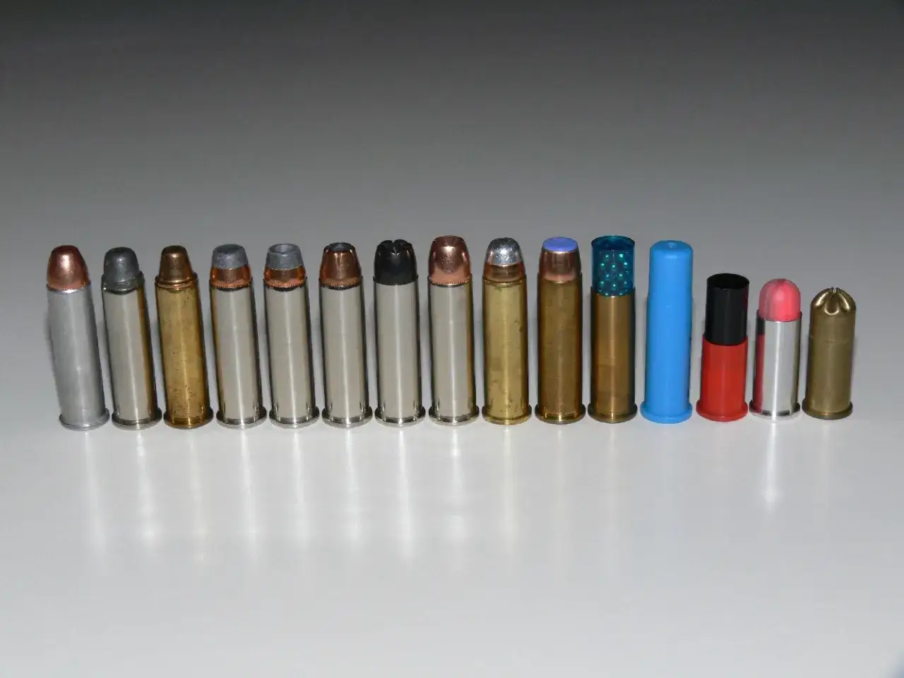 Comparaison visuelle de munitions : le puissant 357 Magnum c&ocirc;toie le 9mm et d'autres calibres.