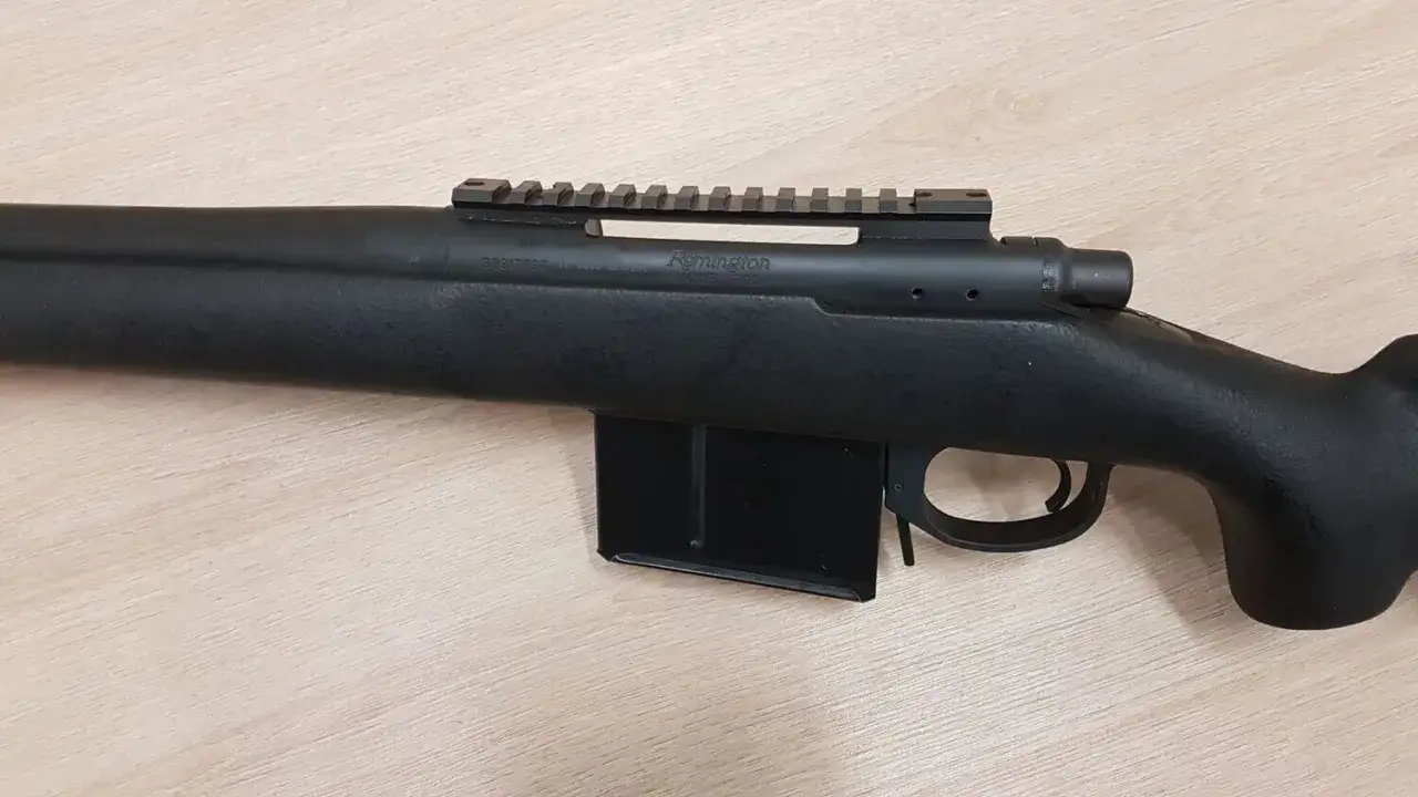 Un fusil Remington 700 Police noir avec chargeur amovible, pr&ecirc;t pour l'action.