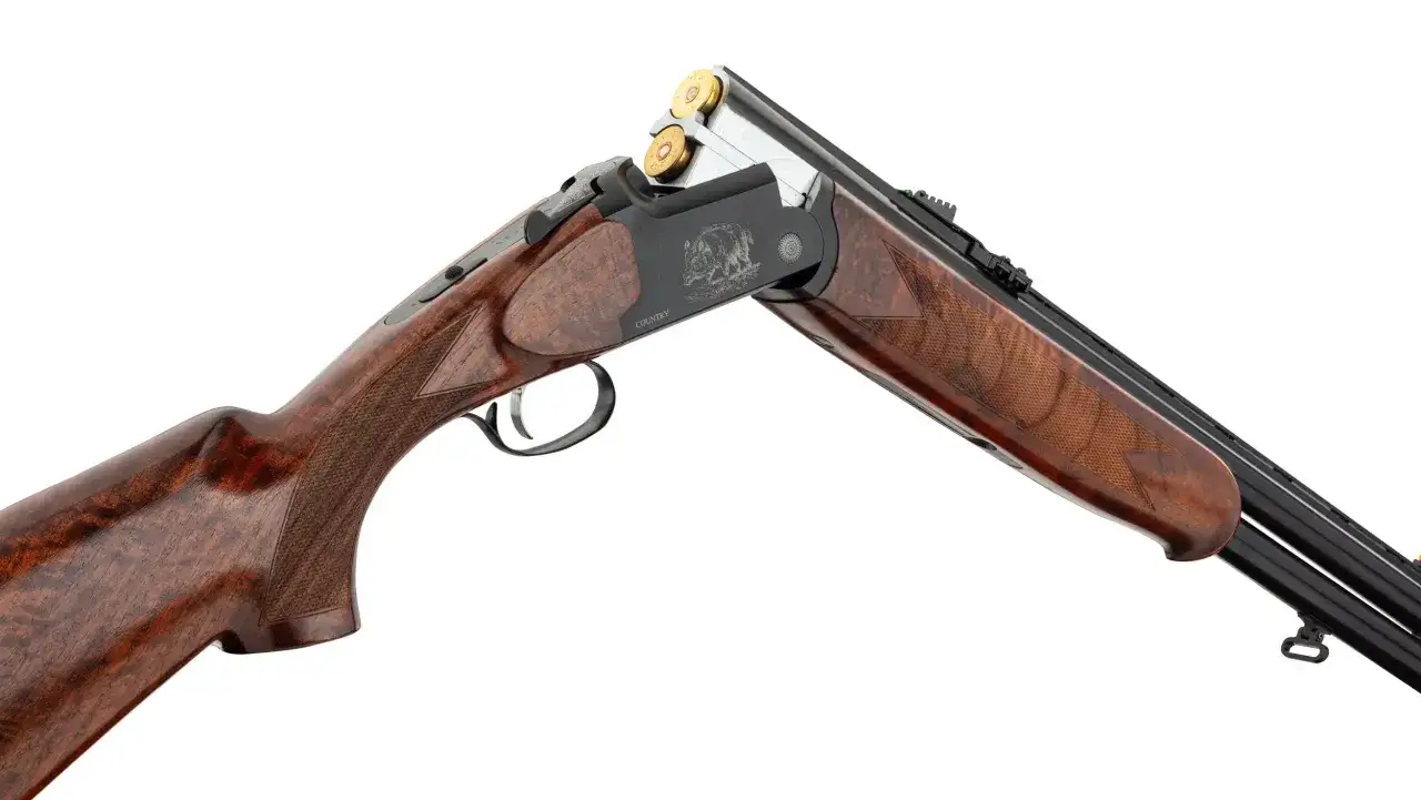 Fusil de chasse juxtapos&eacute; en bois, avec gravure de sanglier et cartouches. Une belle pi&egrave;ce pour une liste marque fusil de chasse.