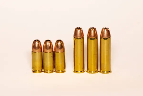 Trois cartouches 9mm à gauche, trois cartouches .357 Magnum plus longues à droite. Comparaison visuelle de la puissance.