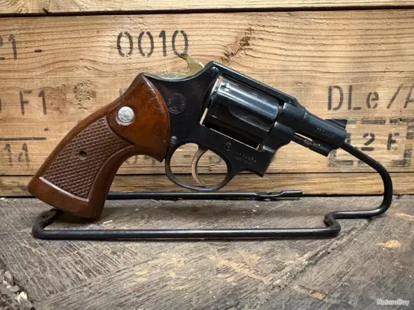 Revolver avec poignées en bois, prêt à tirer des munitions 38 special wad cutter.