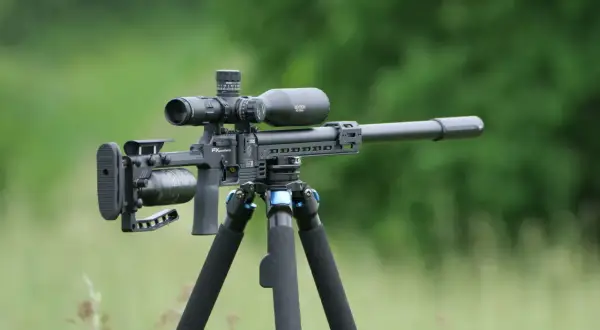 Carabine FX Panthera sur trépied, idéale pour le tir de précision. Ce modèle est une excellente option pour un catalogue carabine CZ.